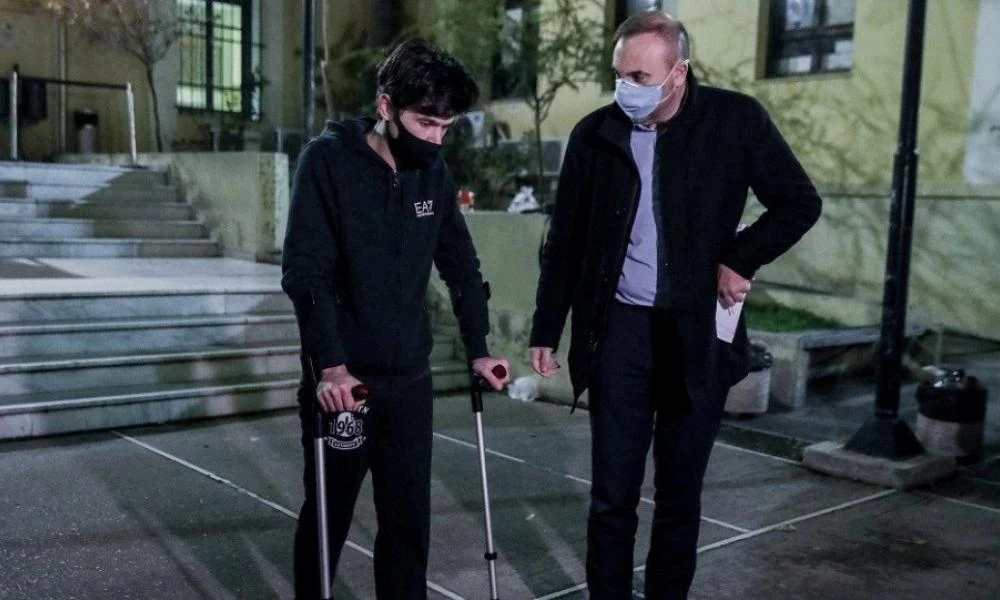Μένιος Φουρθιώτης: Με πατερίτσες στον εισαγγελέα-Μίλησε για κανιβαλισμό σε βάρος του